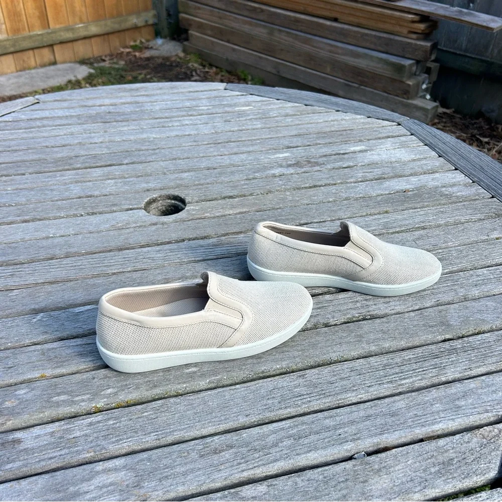 Trotters ‎ alright slip on shoes in cream size 5